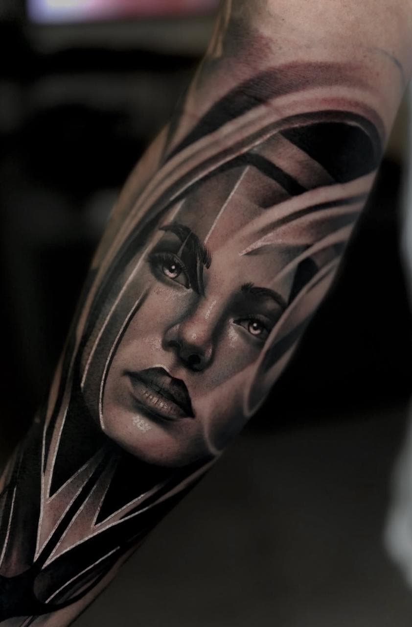 Retrato feminino realista com elementos geometricos em preto e cinza