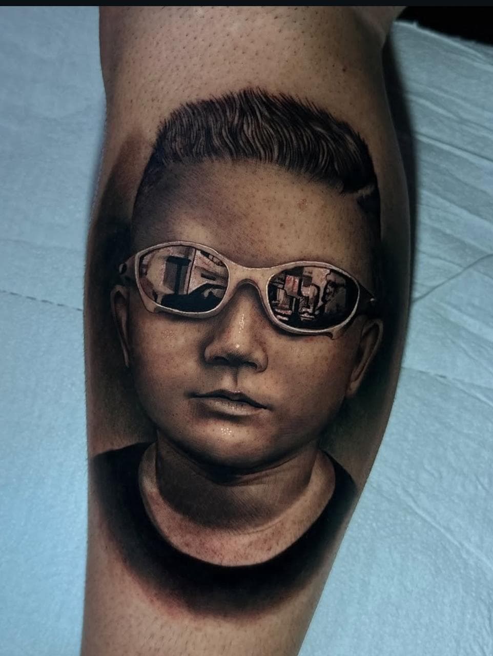 Retrato realista de crianca com oculos de sol estilo juliet na panturrilha