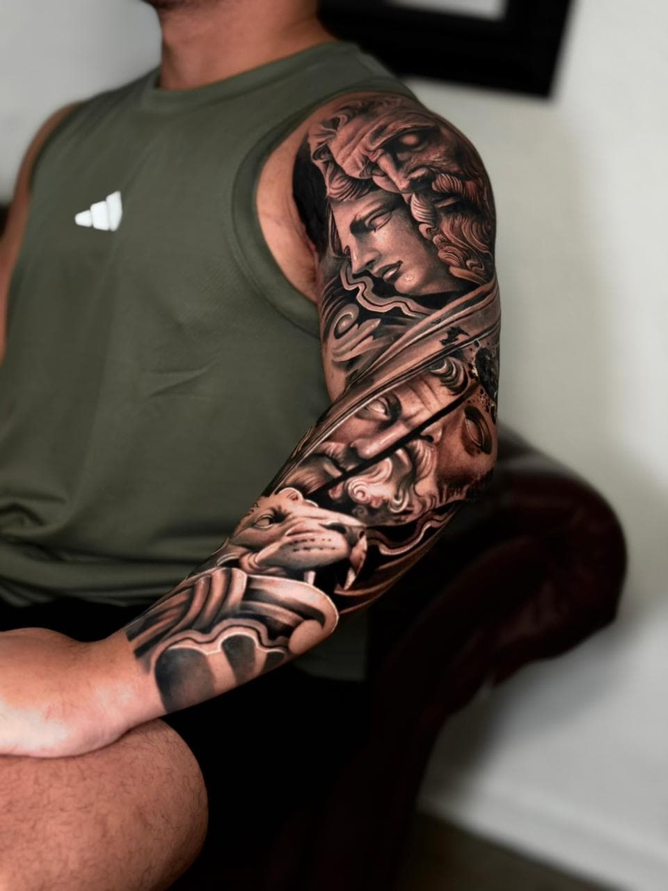 Fechamento de braco com escultura classica, rosto e tigre em realismo