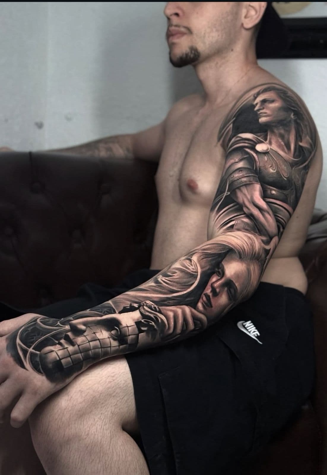 Fechamento de braco com guerreira e retrato feminino em preto e cinza realista