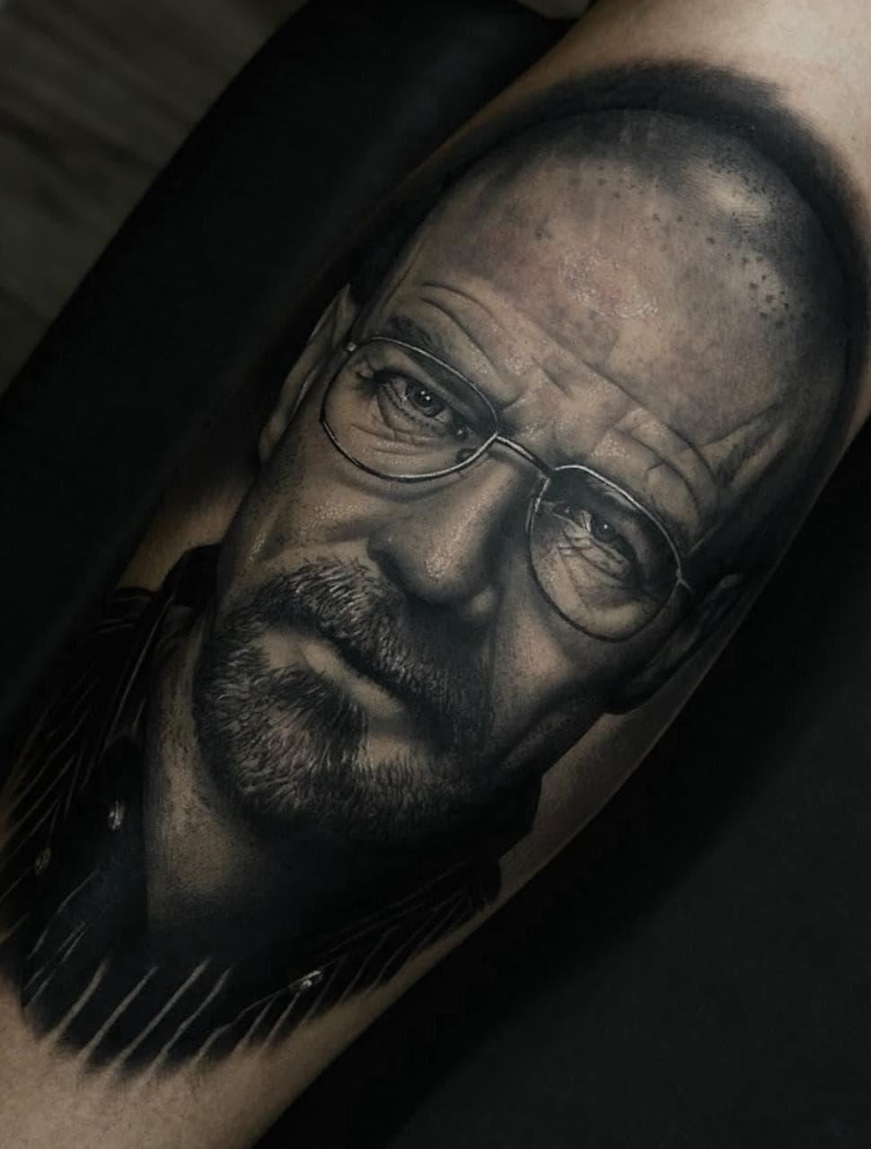 Retrato hiper-realista masculino com oculos em preto e cinza