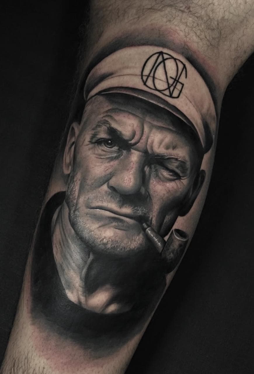Retrato realista de marinheiro com cachimbo e logo NogTattoo no bone