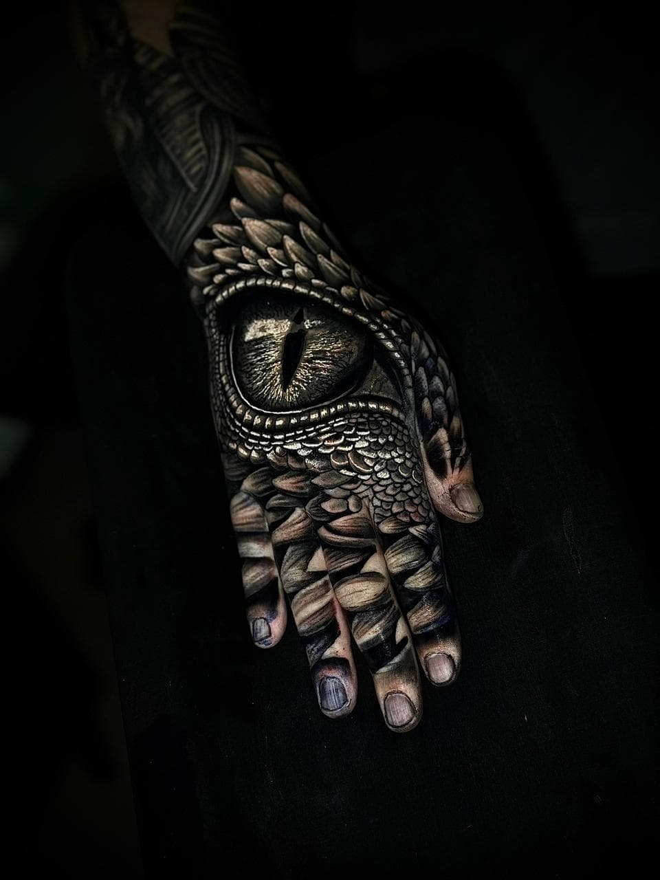 Olho de reptil realista na mao com escamas cobrindo dedos e punho